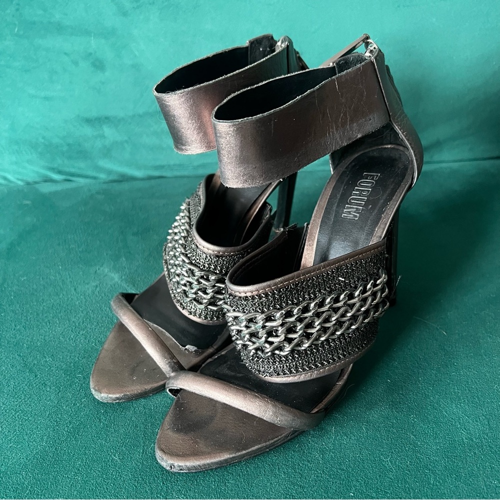 FORUM Gray Chain Strap Women's Sandals Size 8